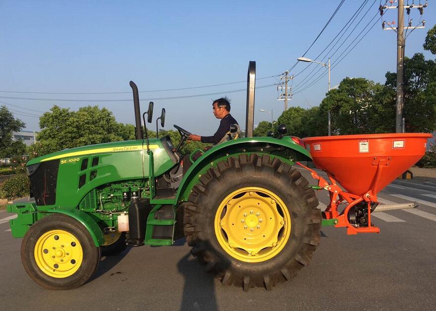 2FD-800拖拉機(jī)后置擺動(dòng)撒肥機(jī)